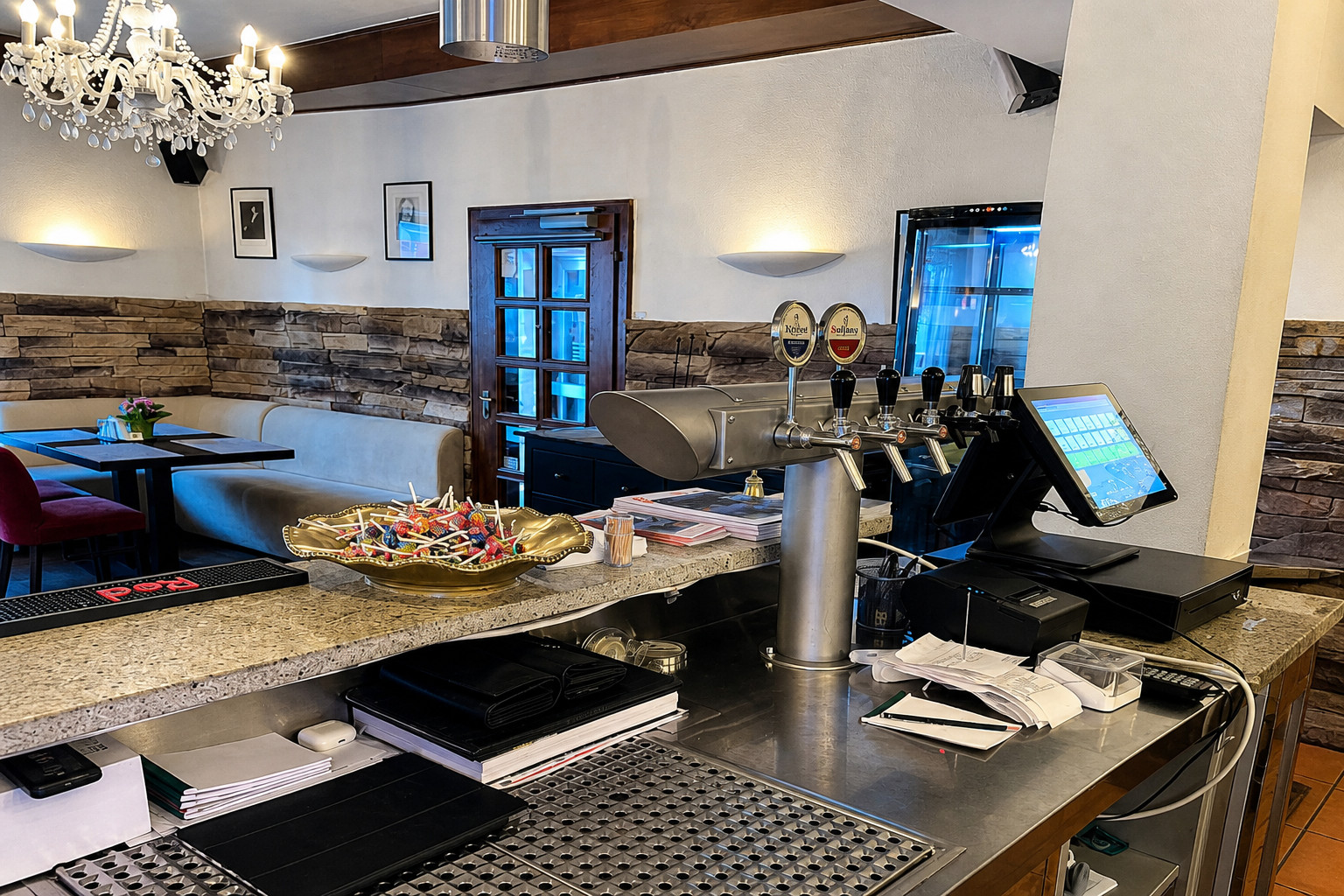 Bar mit Zapfanlage und Blick in den Gastraum – Restaurant Schillerhof Pnishi