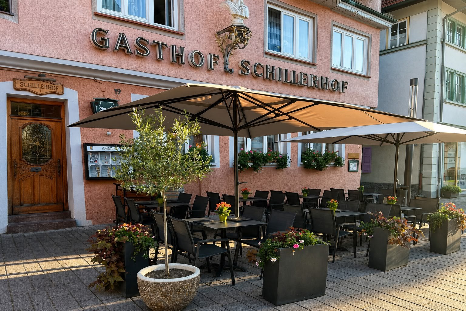 Restaurant Schillerhof – Pnishi von außen mit Terrasse, Marktstraße 19, Marbach am Neckar