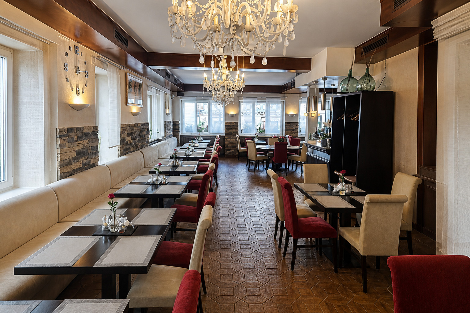 Gastraum mit Kronleuchtern, Natursteinwand und gedeckten Tischen – Restaurant Schillerhof Pnishi