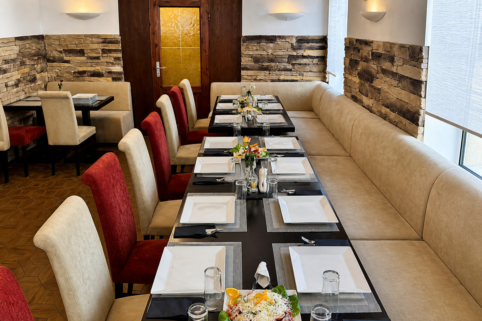Lange festlich gedeckte Tafel für Feiern und Gesellschaften – Restaurant Schillerhof Pnishi