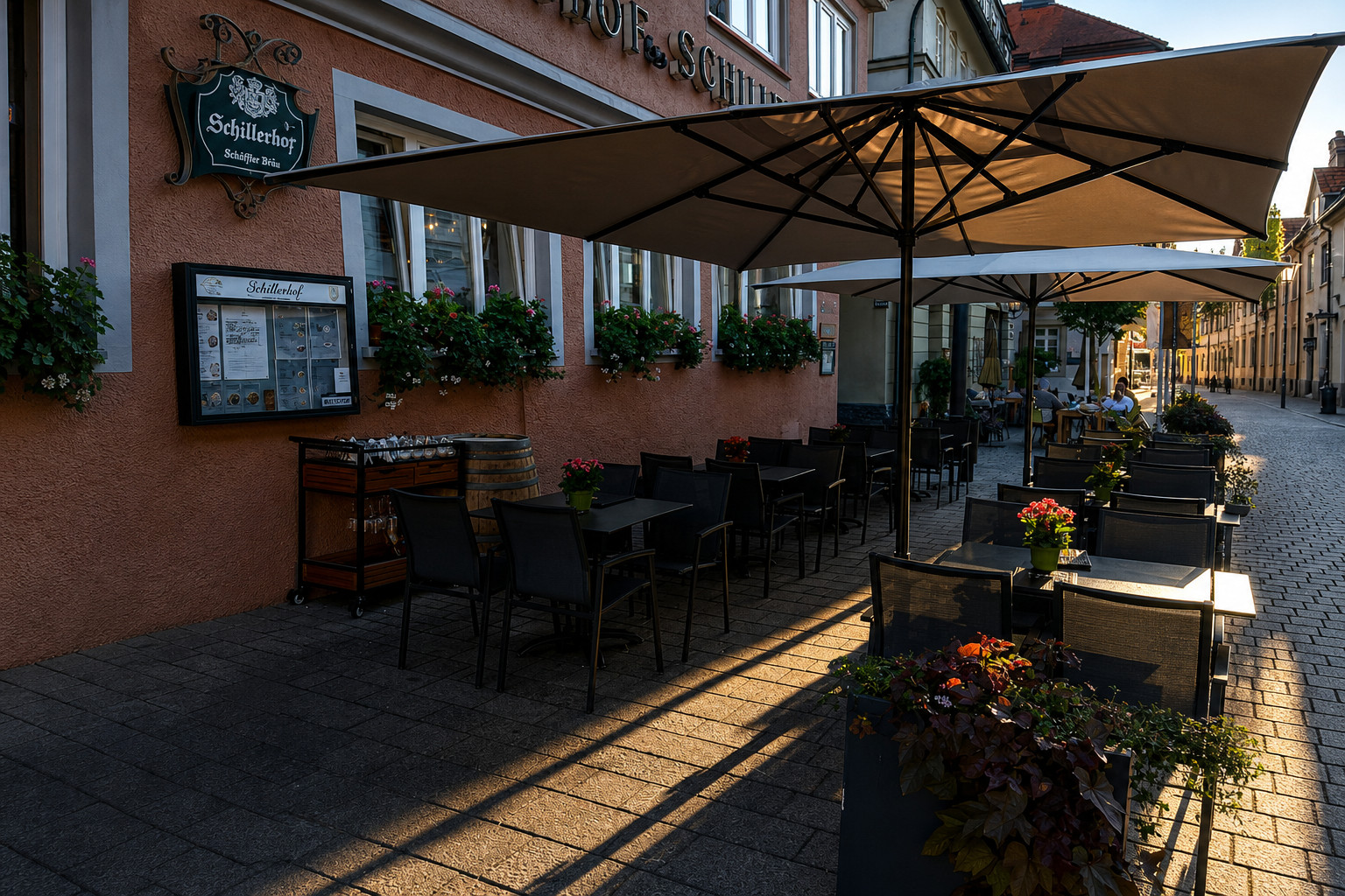 Terrasse des Restaurant Schillerhof Pnishi in der Abendsonne, Marbach am Neckar