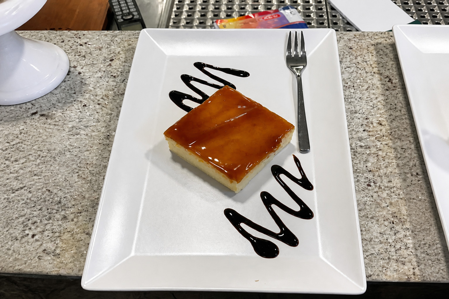 Hausgemachtes Dessert mit Karamell und Schokoladensauce – Restaurant Schillerhof Pnishi