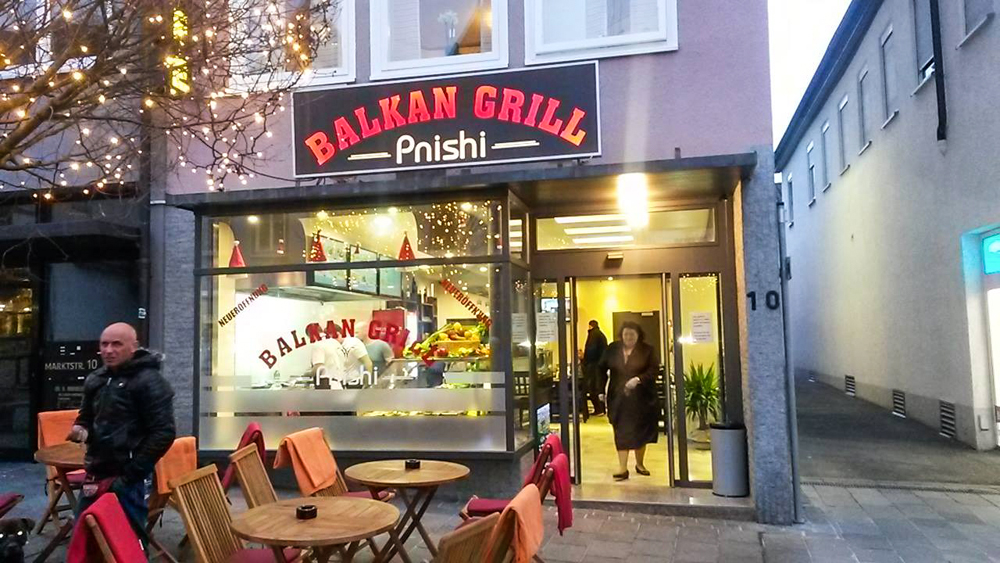 Balkan Grill Pnishi in Winnenden – Außenansicht mit beleuchtetem Schriftzug und Terrasse