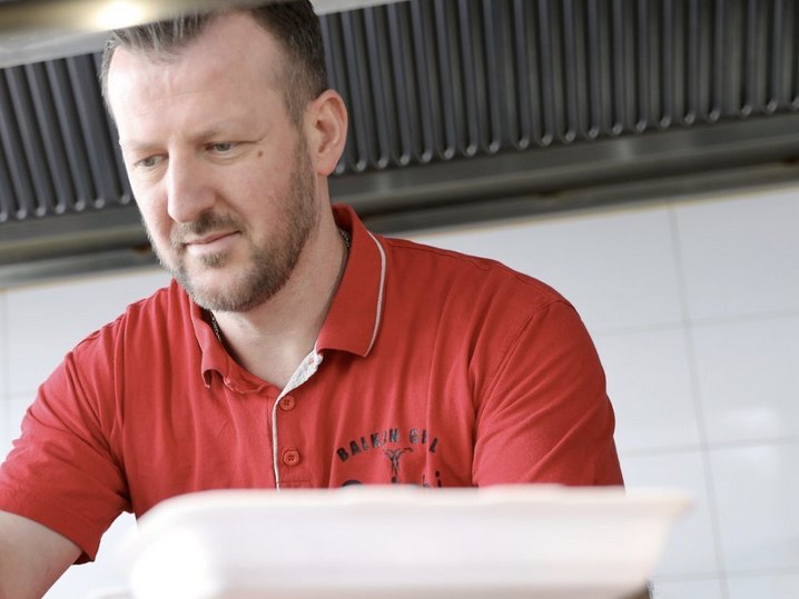 Chef Ylber Pnishi bei der frischen Zubereitung – Balkan Grill Pnishi, Winnenden