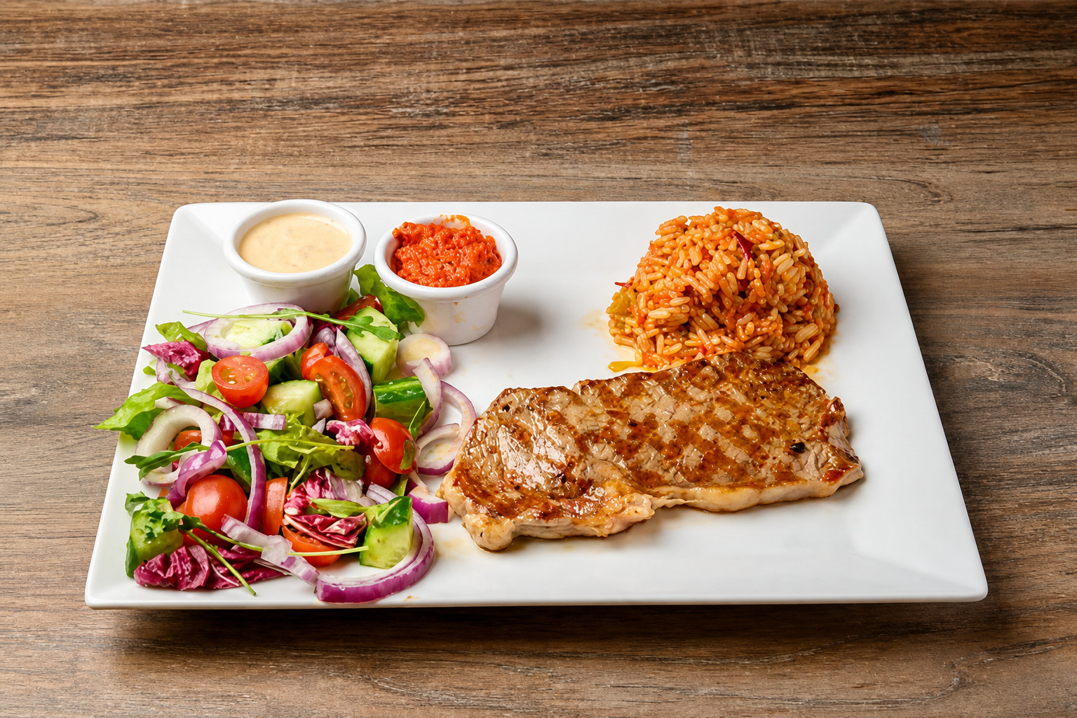 Gegrilltes Putensteak mit Djuvec-Reis, Ajvar und Salat – Balkan Grill Pnishi
