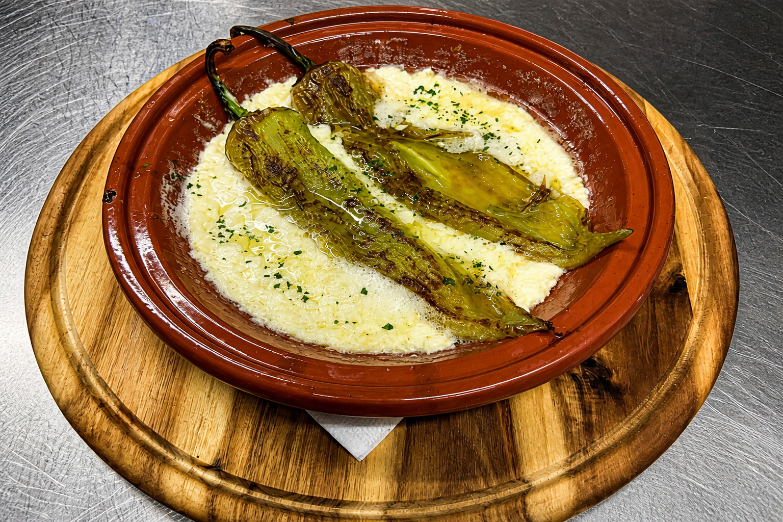 Gegrillte Peperoni in cremigem Kajmak, serviert in der Tonschale – Balkan Grill Pnishi